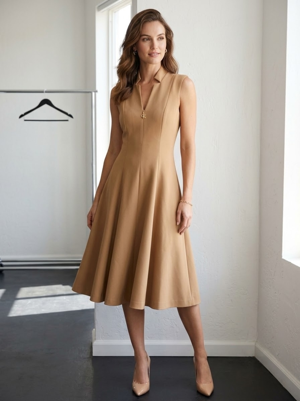 Vestido Calvin Klein Tan Fit & Flare Con Cierre Dorado CK Sin Mangas